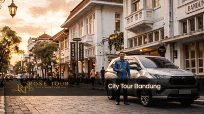 Supir Rose Tour & Rent Car berseragam batik siap melayani rental mobil city tour Bandung di Jalan Braga saat sunset.