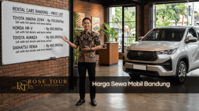 Supir Rose Tour & Rent Car menjelaskan daftar harga sewa mobil di showroom dengan white board price list, simbol transparansi harga rental mobil Bandung.