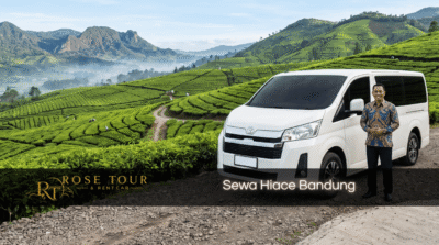 Supir Rose Tour & Rent Car berseragam batik siap melayani sewa Hiace Bandung dengan mobil putih di perkebunan teh Bandung.